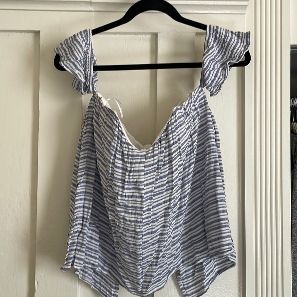 Francesca’s Medium crop top with open back. Sleeveless/ sleeves off the shoulder